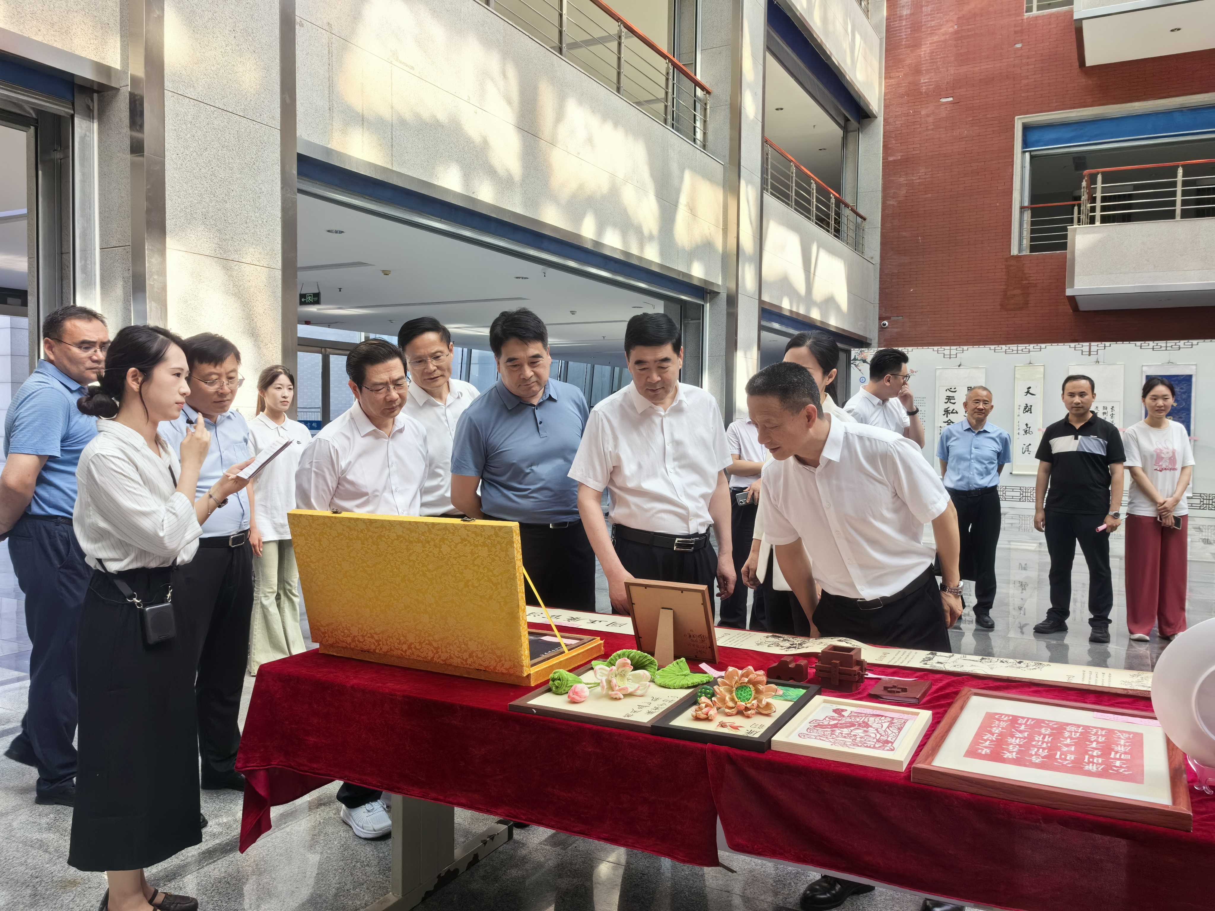 1780883416454012836.jpg 20260605 枣庄科技职业学院举办“清风廉韵 匠心筑梦”廉洁文化作品展照片2 (1).jpg